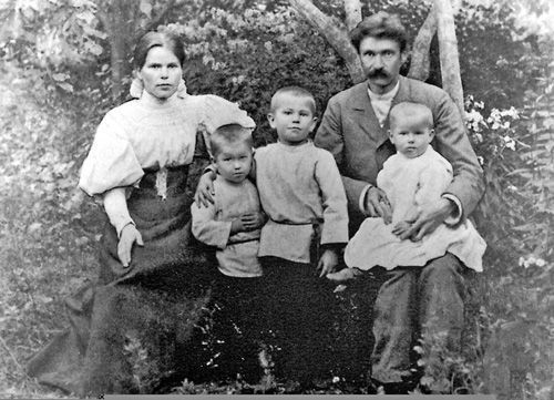 Мария Мякота и Адам Богданович с сыновьями. г. Гродно. 1894 г.