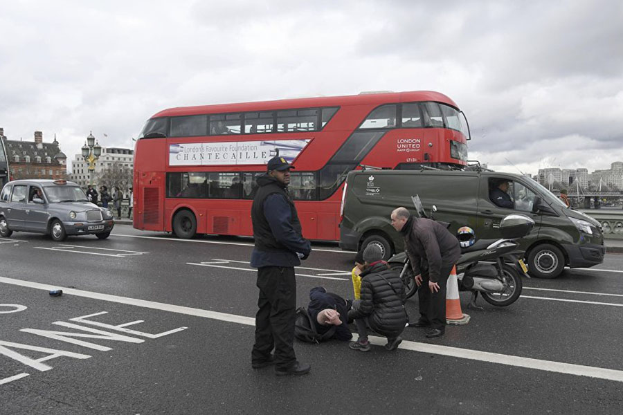 Автомобиль задавил по меньшей мере 5-ти человек на Вестминстерском мосту в столице Англии