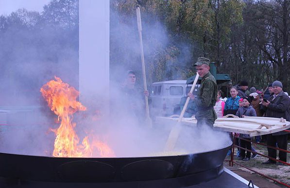 В Самохваловичах поджарили 380 кг картофеля на колоссальной сковороде