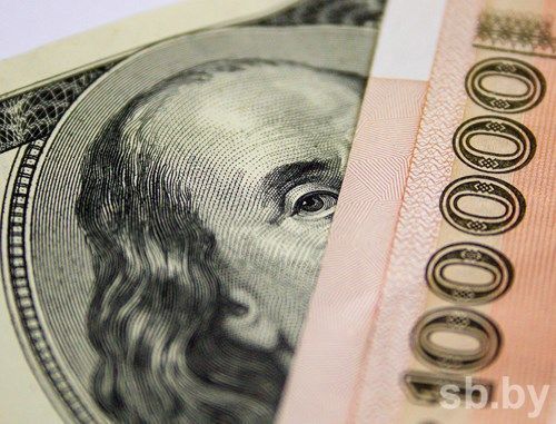 Доллар и евро продолжают рост в Беларуси