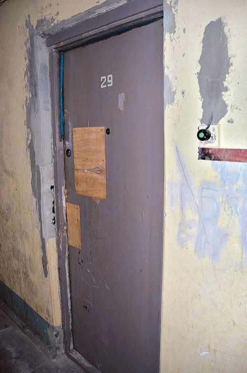 Дверь квартиры,  в которой произошло  убийство девочки.