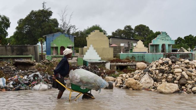 Жизнь на руинах: граждане Гаити разбирают завалы домов после разрушительного урагана «Мэтью»
