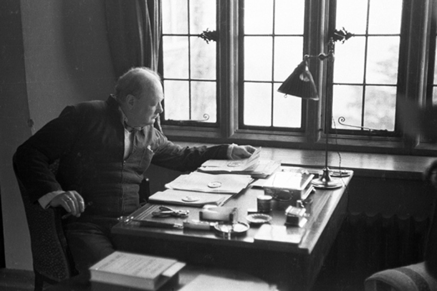 Черчилль пытался обосновать существование инопланетян — Ученые