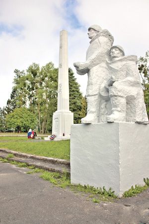 Бранево. Мемориал и кладбище советских воинов, погибших в годы Второй мировой войны.