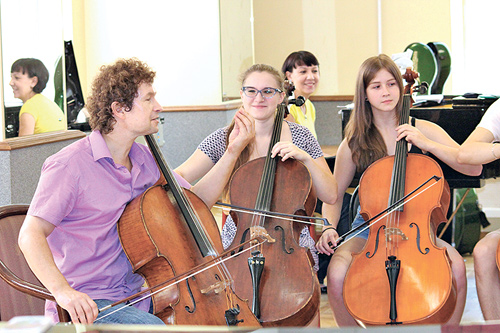 Мастер-класс виолончели ведет заслуженный артист России профессор Московской консерватории Кирилл Родин.