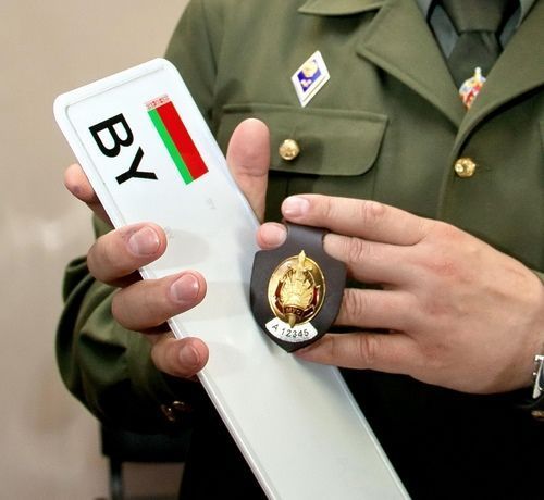 Заготовка номерного знака для автомобиля и жетон для сотрудников МВД, произведенные в РУПП «Одиннадцать»