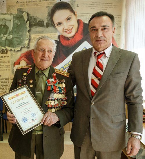Александр Раковец вручает сертификат Николаю Мазанику.