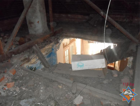 В Хойниках в жилом доме обрушился потолок