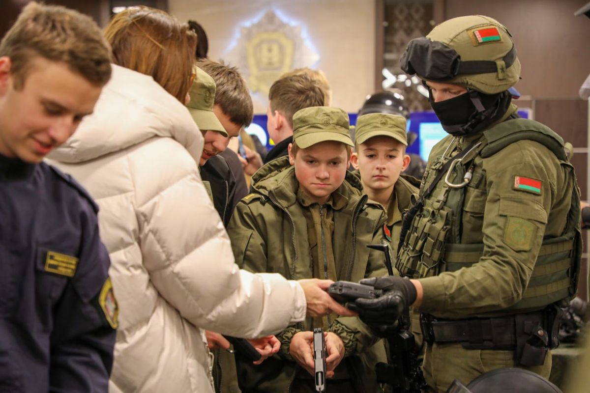 Воспитанники военно-патриотического клуба «Зубр» посетили управление внутренних дел Могилевского облисполкома