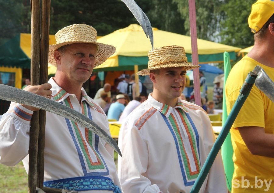 В Березовском районе лучшие косцы соревновались на "Споровских сенокосах"