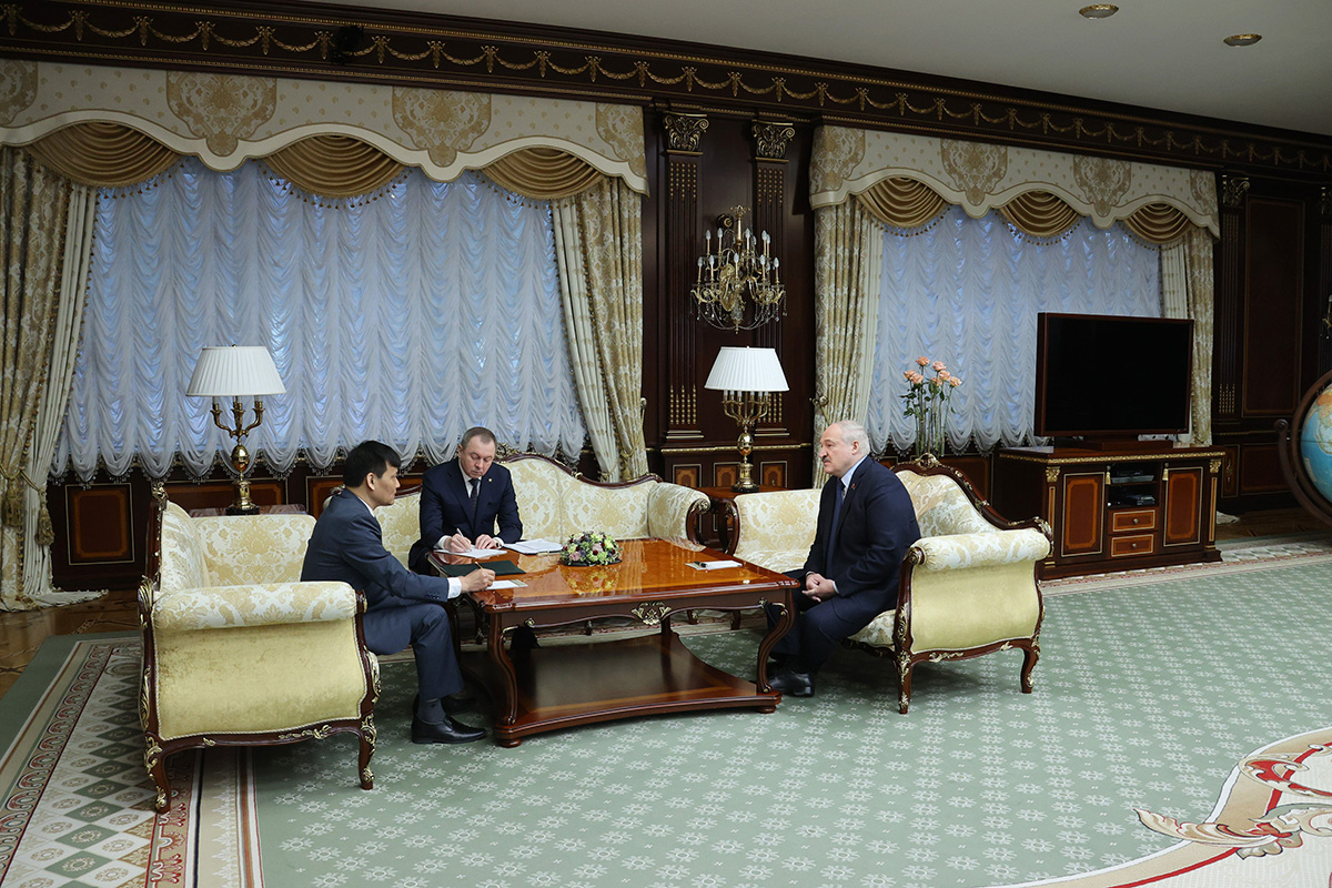 «Полны решимости развивать сотрудничество». Лукашенко встретился с послом Вьетнама