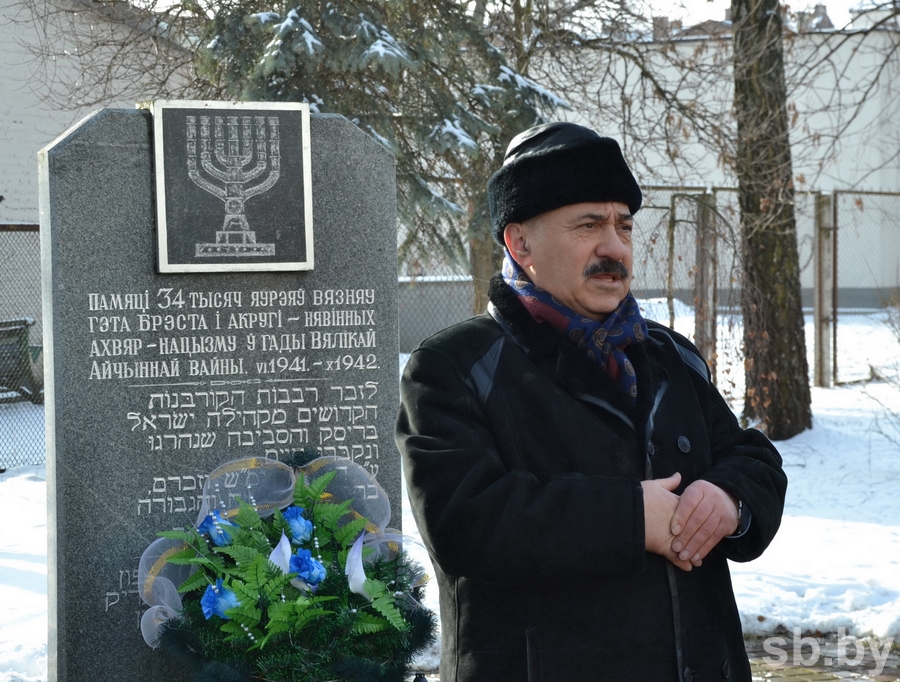 Десятки брестчан вспоминали жертв Холокоста у памятника узникам гетто