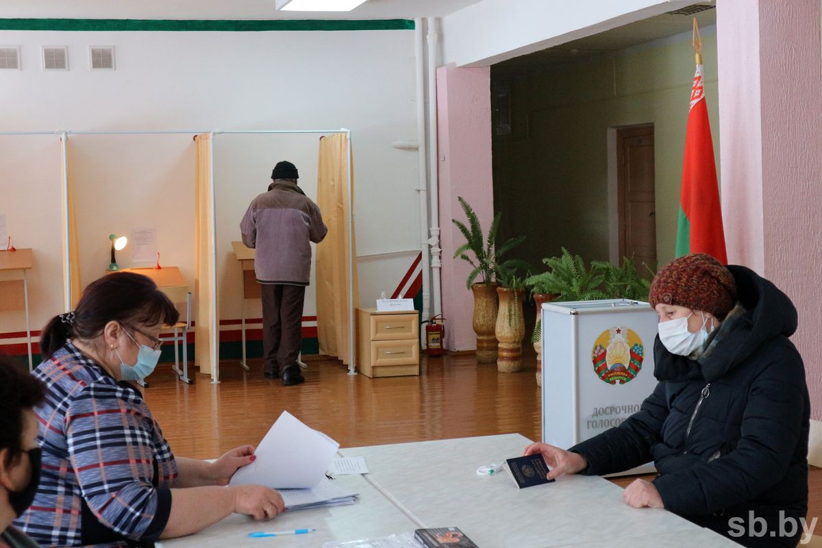 Секретарь участковой комиссии в Костюковичах: скучать нам некогда – постоянно кто-то голосует
