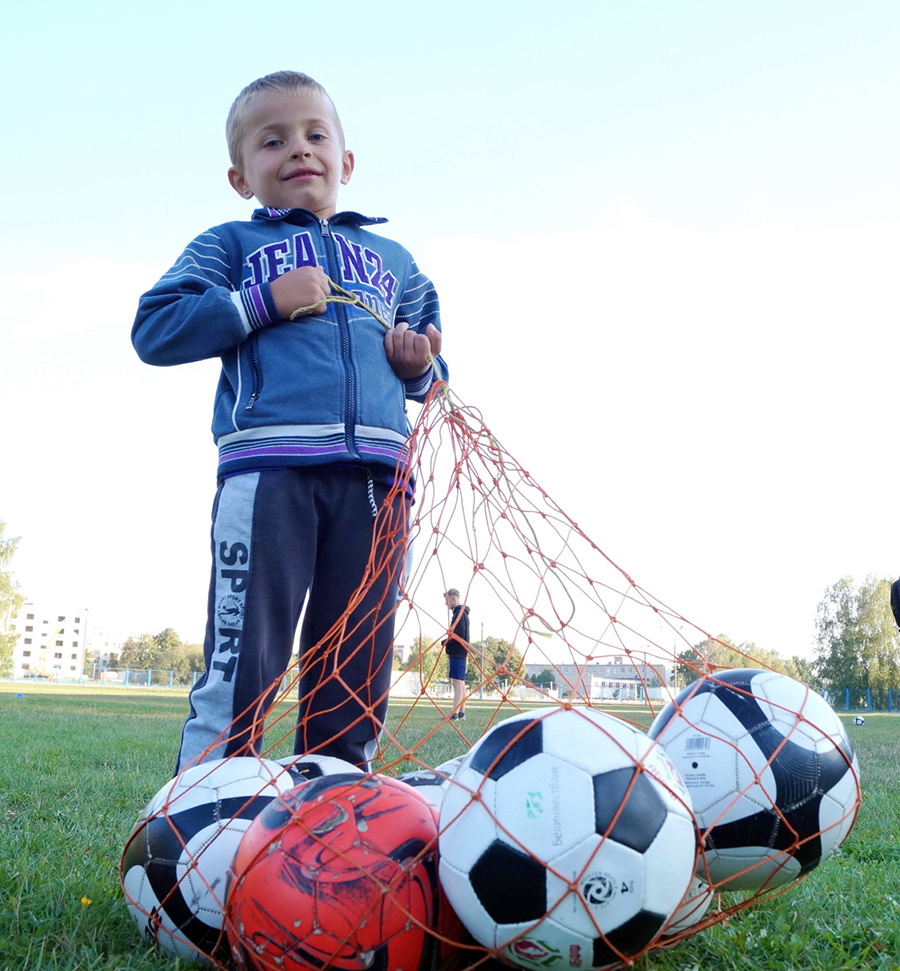 Многодетный отец из Жабинки ради своих детей основал футбольную секцию