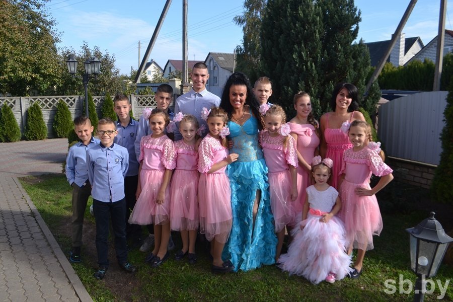 Многодетная мама из Барановичей успешно совмещает воспитание 18 детей, благотворительность и бизнес