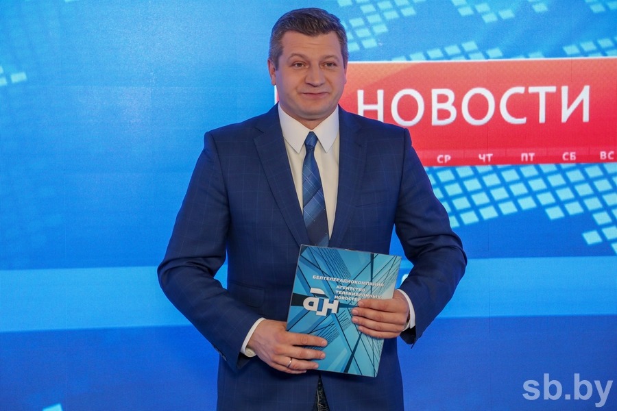 Ведущий «Новостей» и «Панорамы» Сергей Луговский в кадре и без галстука