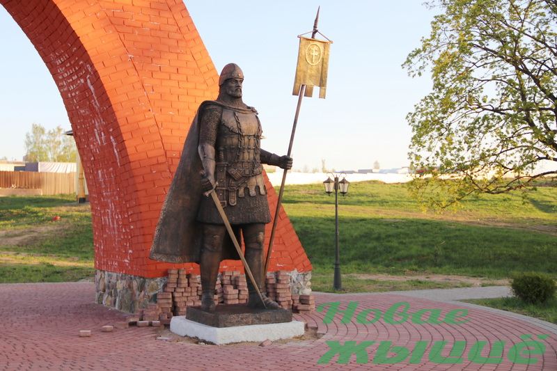 В Новогрудке на «въездных воротах» установили скульптуру ...
