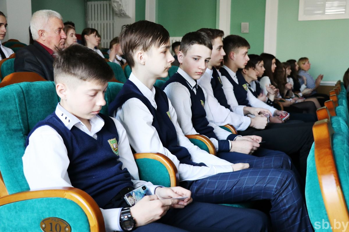 Активисты Щучинского региона получили паспорта и молодежные билеты