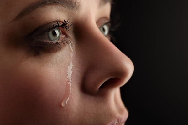 Какова функция слез? Почему при сильных эмоциях человек плачет?