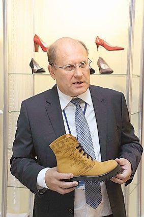 n Генеральный директор обувной фабрики &laquo;Белвест&raquo; Юрий Суманеев приехал в Сочи  не с пустыми руками