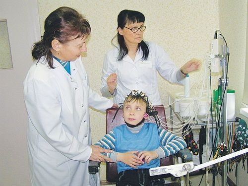 Маленького пациента обследуют врач Валентина  РЫБАКОВА и медсестра Нина ЛЫГАЧ
