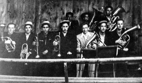 Участники духового оркестра (Алексей КАМАЙ — второй слева), 1959 год.