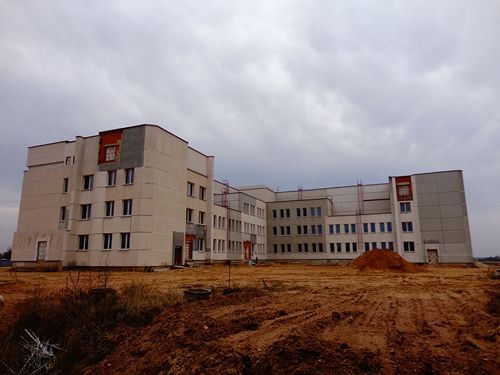 Главный корпус строящейся больницы в Миорах.