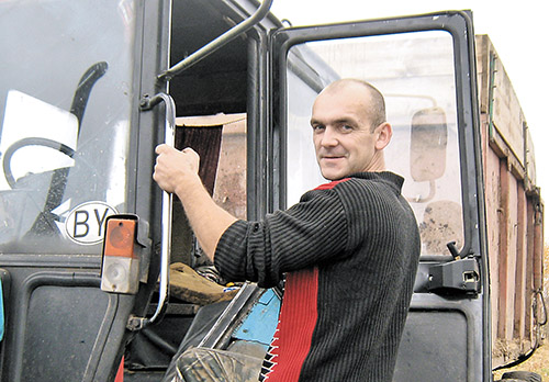 Тракторист Павел СУРТА на отвозке кукурузного силоса.