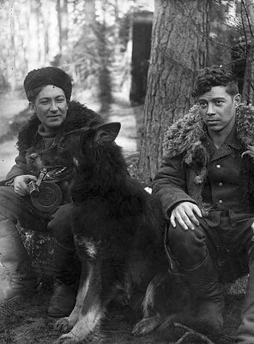 Николай Обрыньба (слева),  Николай Гутиев и их верный пес ТАСС (1943 год).