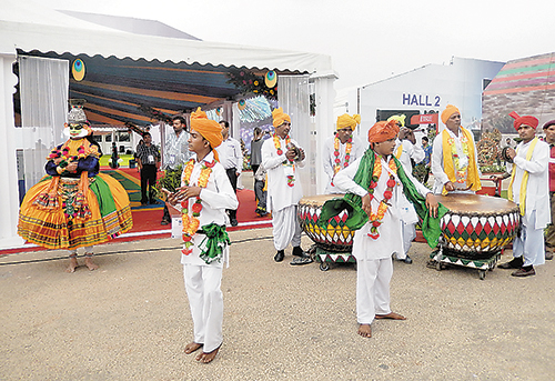 Во время открытия выставки народные коллективы страны показывают мастерство индийского танца.