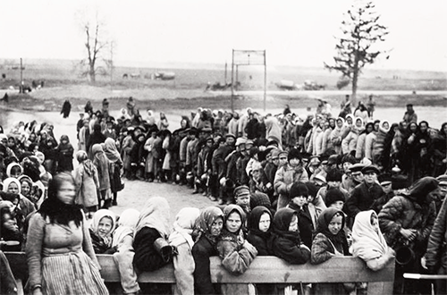 Дети-беженцы в очереди за хлебом.