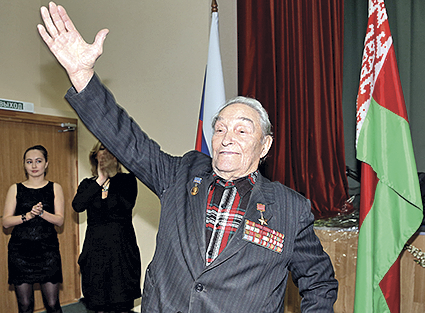 Юбилейную медаль получил и единственный в Татарстане живой Герой Советского Союза — 88-летний полковник Борис Кузнецов.