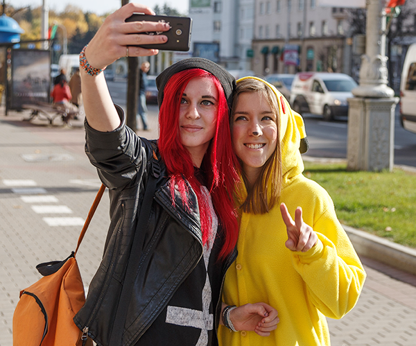 Корреспондент «Знаменки» прошлась по городу в костюме покемона Пикачу, чтобы посмотреть на реакцию окружающих