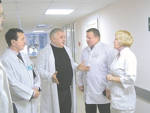 Директор сербского Центра малоинвазивной хи-рургии Веролюб Пейчиц (в черном свитере) впе-чатлен работой белорусских коллег.