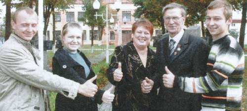 Комсомольский задор Анатолий ПОДОЛЯК сохранил и в 70 лет (второй справа, 2012 год)