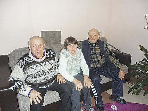 Николай ШМИЛЯК, Юзефа МОГИЛЕВСКАЯ и Виктор БУЙКО встречают зиму вместе.