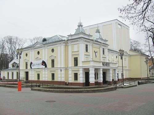 Старинное здание театра украша- ет Гродно.