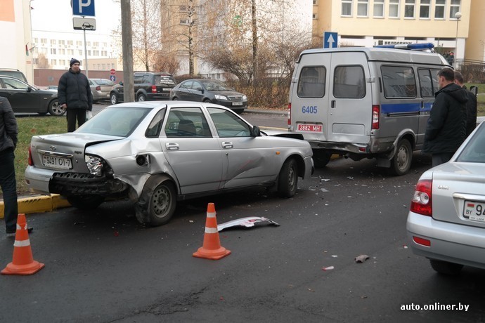 В Минске возле РУВД водитель повредил 5 машин