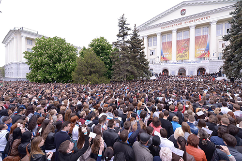 Песню «День Победы» пели около 10 тысяч человек – студенты, преподаватели с ректором, губернатор Василий Голубев, ростовчане с детьми