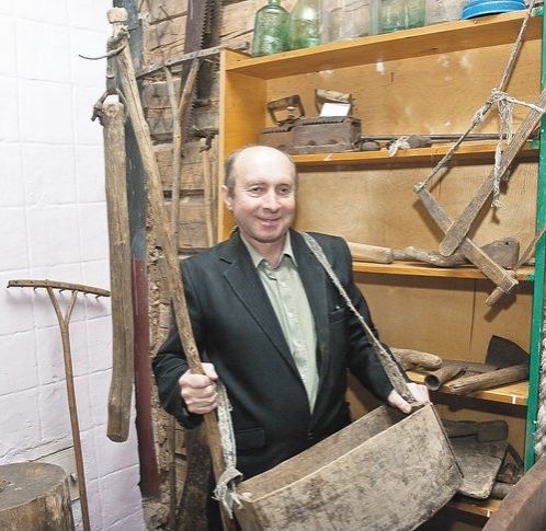 Баянист Андрей ЛОБАН демонстрирует старинные орудия труда.