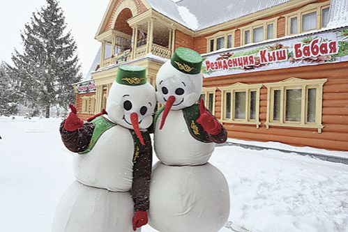 Живут и не тают у Кыш Бабая и снеговики — двое братьев-близнецов. Фото: Олег КОСОВ