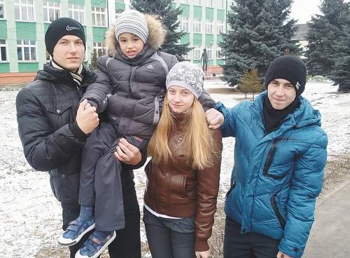 Саша ЭСМЕНТОВИЧ (в центре) и его друзья Саша БАШИНСКИЙ и Илья ЩЕКОТОВИЧ —заядлые футболисты