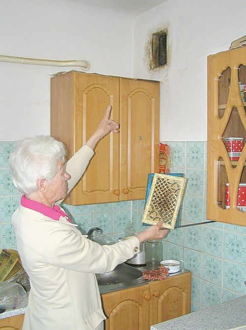 Новолукомльчанка Наталья МИТАКОВИЧ утверждает: вентиляция в ее квартире работает плохо