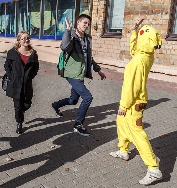 Корреспондент «Знаменки» прошлась по городу в костюме покемона Пикачу, чтобы посмотреть на реакцию окружающих
