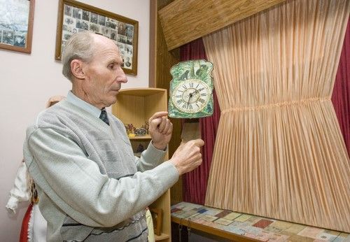 Василий РАКУТЬ показывает первый музейный экспонат.