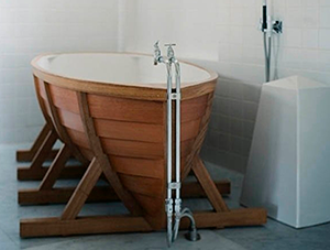 Деревянная ванна в виде лодки