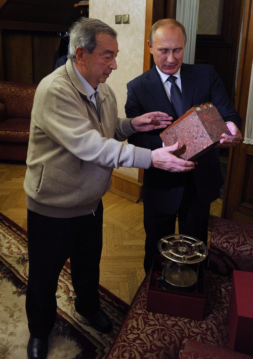 Поздравляя Евгения Максимовича с 85-летием,  Президент России Владимир Путин подарил ему примус.  Как известно, многие его друзья и коллеги  так называли в шутку Примакова.