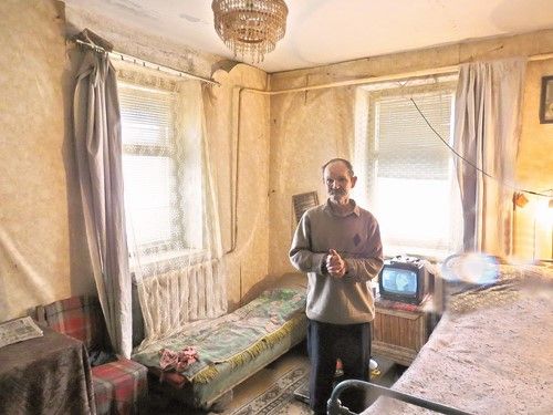 Внутри «нежилого» дома. Хозяин Анатолий Соколов более 20 лет проработал в СПК «Песковцы».