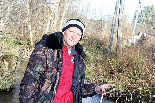 На навигаторе Анатолий ЛОВКИС отмечает место, где гнездится кумжа.