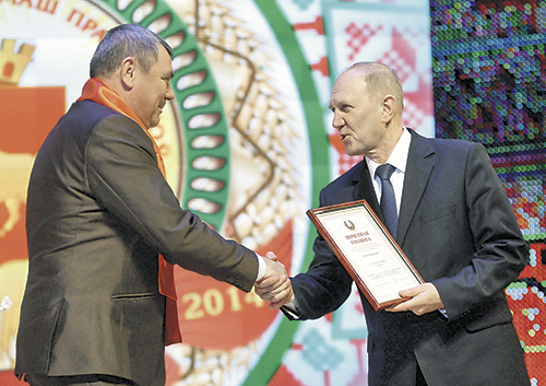 Председатель Гродненского облисполкома Владимир КРАВЦОВ вручает награды.